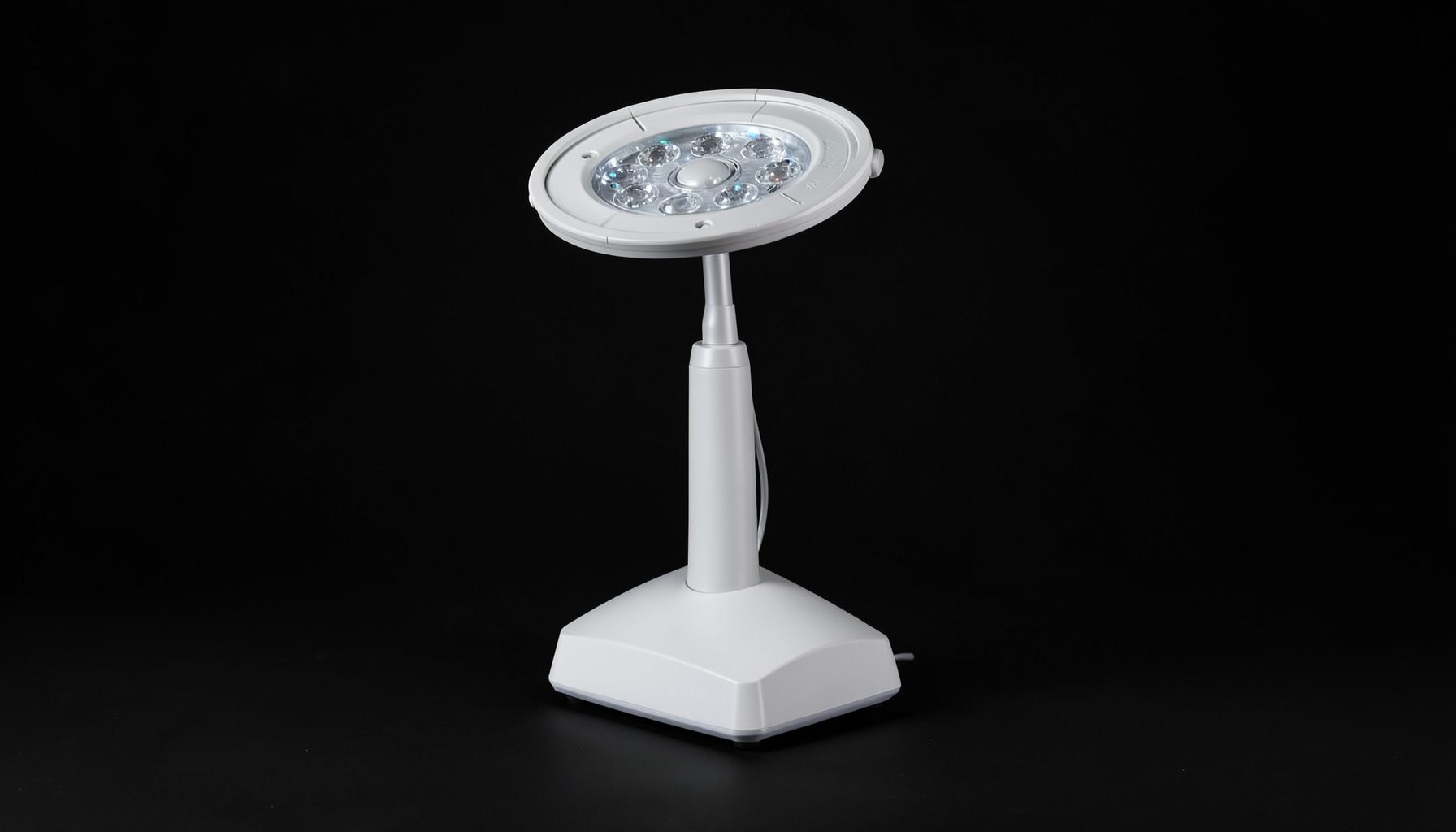Lampada fotopolimerizzante odontoiatrica dal design ergonomico su fondo scuro